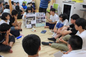 「グローカルゼミ」について鳥取大学の学生たちに説明する生徒たち